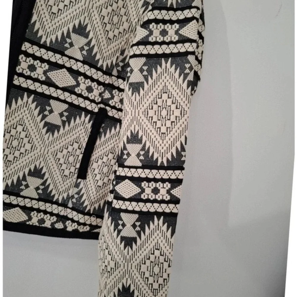 Geometric Patterned Jacket - Picture 3 of 3